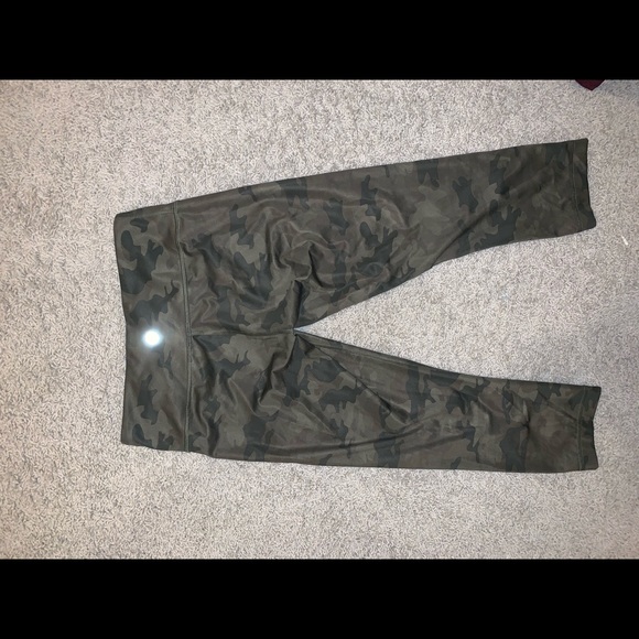 Lululemon Cropped Camo leggings size 6 - Picture 2 of 2